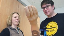 Video "Seidlers Selbstversuch: Kontrollverlust mit künstlicher Hand"