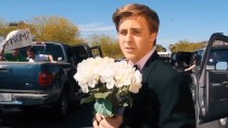 Video "Kreative Date-Anfrage: Schüler will mit Emma Stone zum Abschlussball"