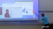 Video "April-Scherz in der Uni: Professor begeistert mit multimedialer Zauberei"