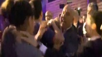 Video "Front gegen Front National in Frankreich: Le-Pen-Gegner stürmen Wahlkampfauftritt"